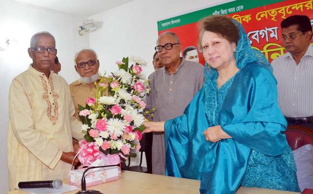Khaleda jia with sromik leader খালেদা জিয়া শ্রমিক নেতাদের সাথে