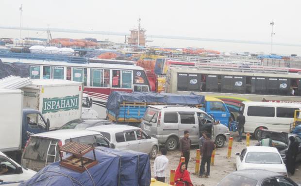 Munshiganj Mawa ferry মাওয়া ফেরি. যানজটjpg