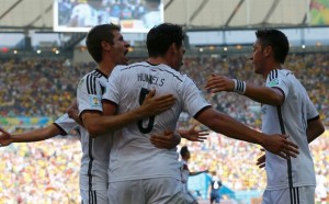 Germany's+Mats+Hummels+(C)+celebrates+with+his+teammates+Mesut+Ozil+(R)+and+Thomas+Mueller+after+scoring+a+goal+against+France